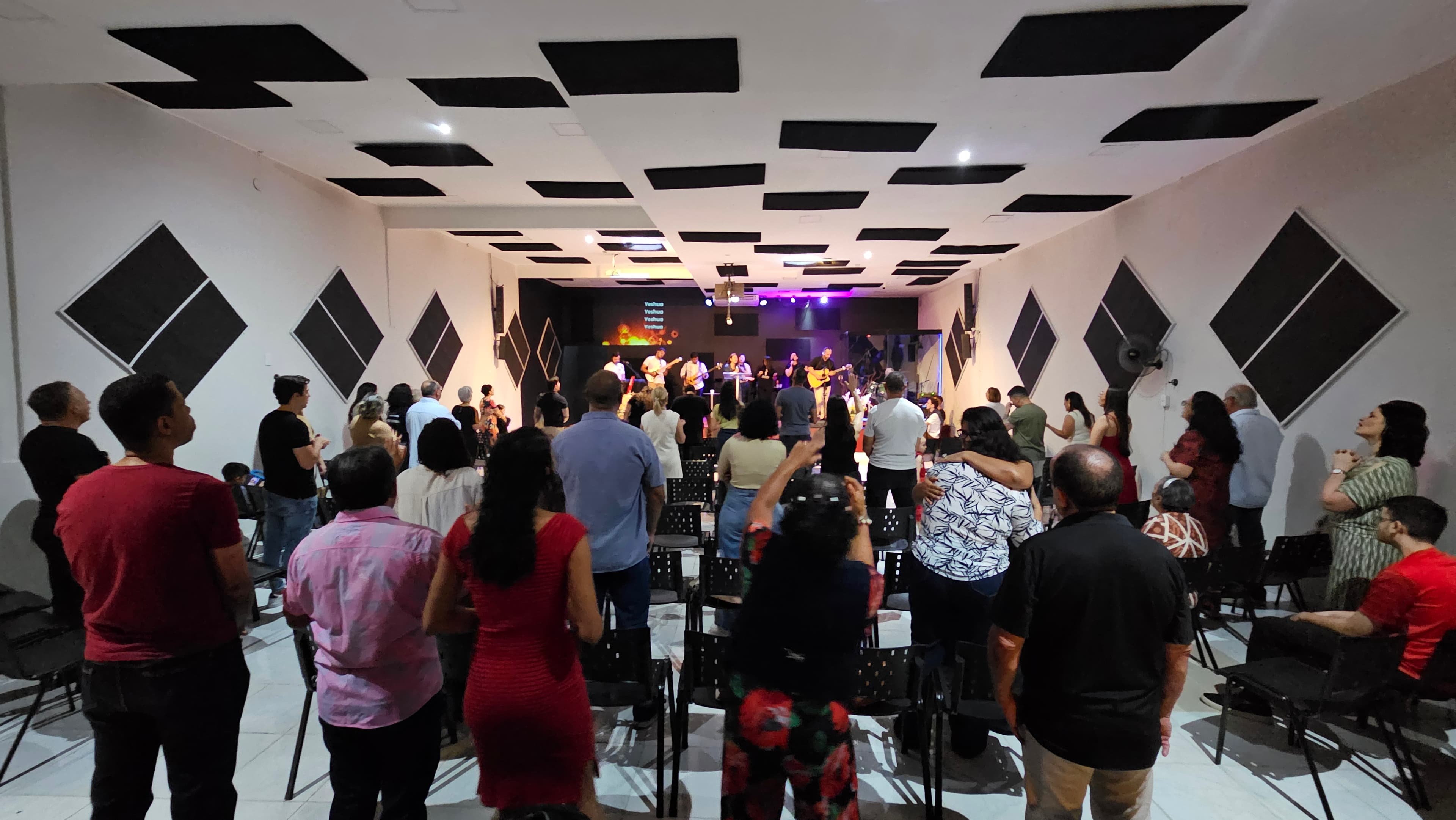 Congregação adorando